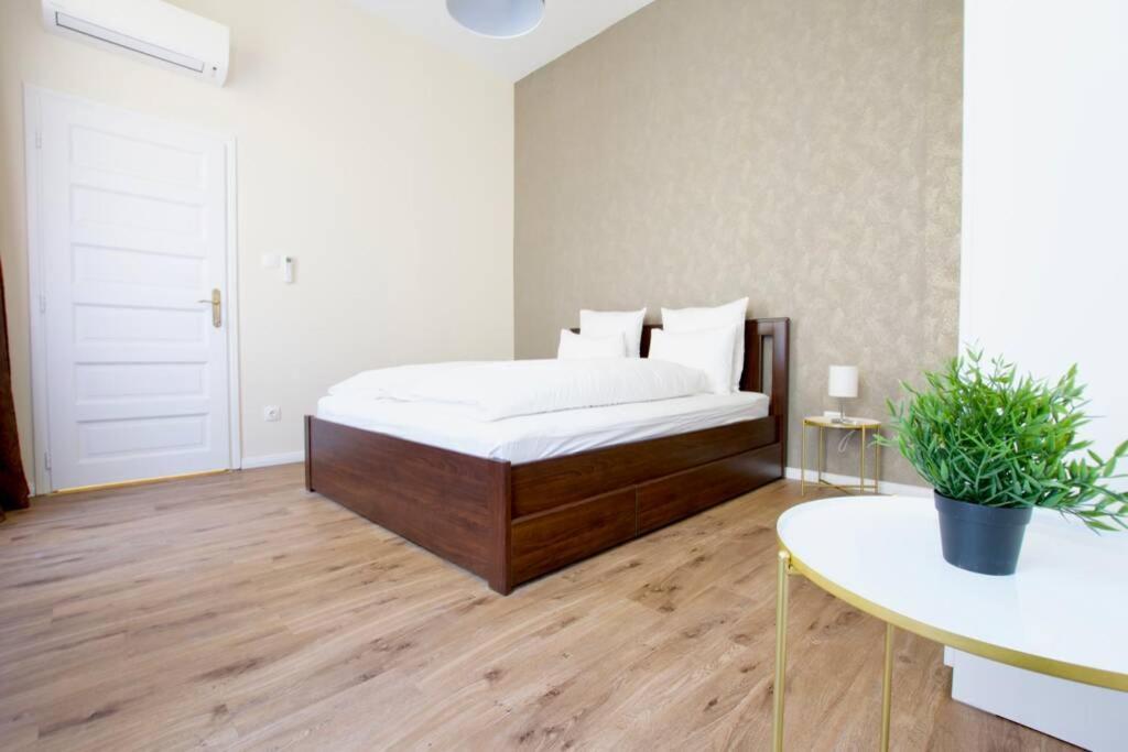 Premium Apartment By Hi5 - Astoria 4 Bedroom Budapest Exterior photo