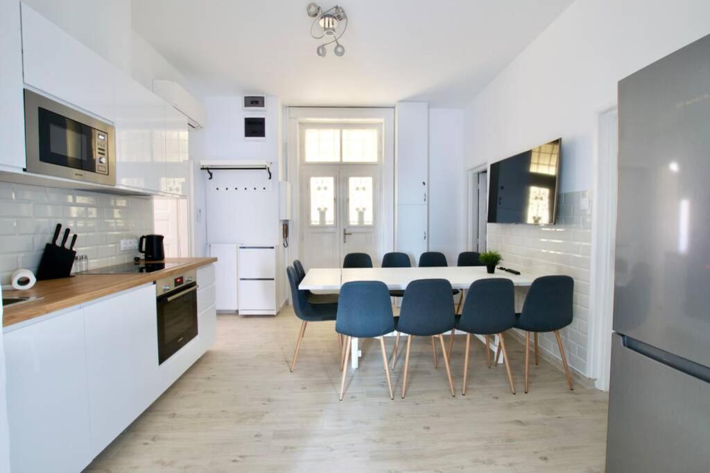 Premium Apartment By Hi5 - Astoria 4 Bedroom Budapest Exterior photo